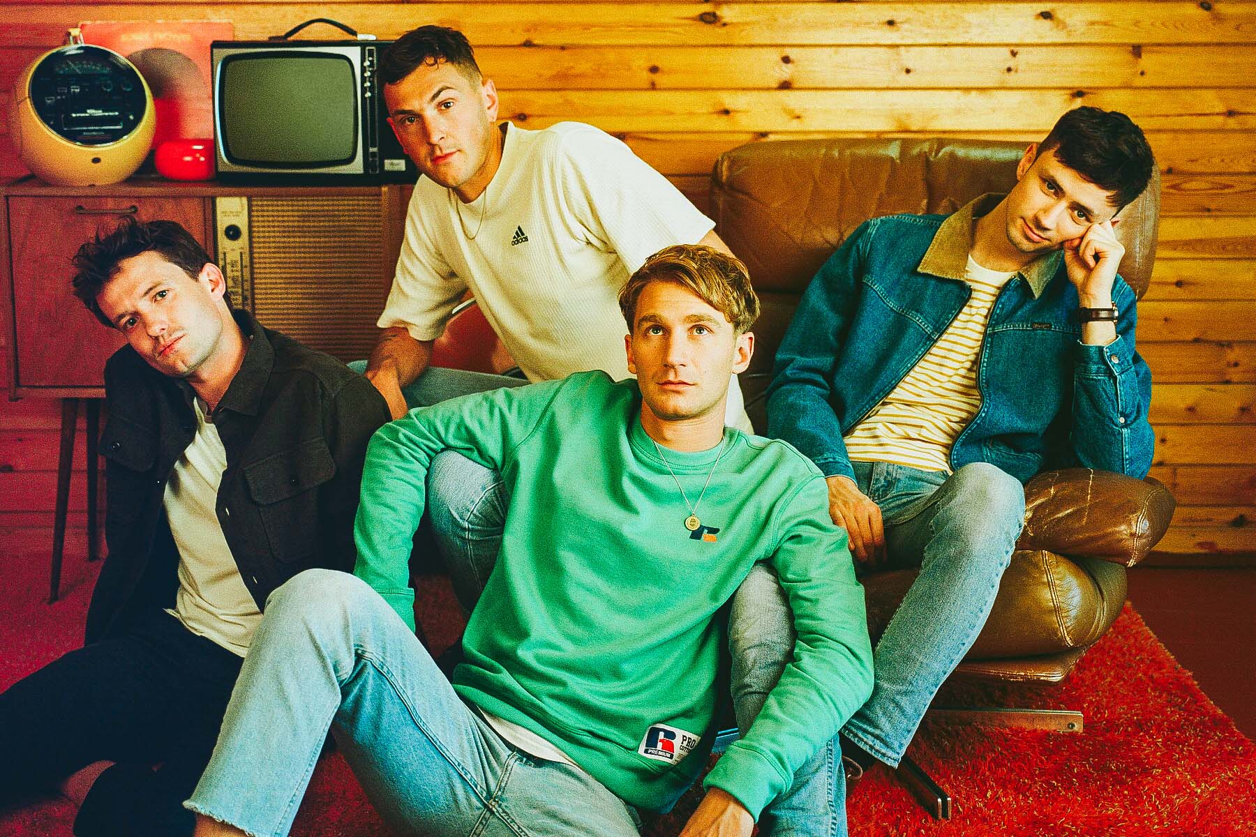 Glass animals a tear in space. Дэвид Бейли Glass animals. Группа Glass animals. Глаз Энималс группа. Солист группы Энималс.